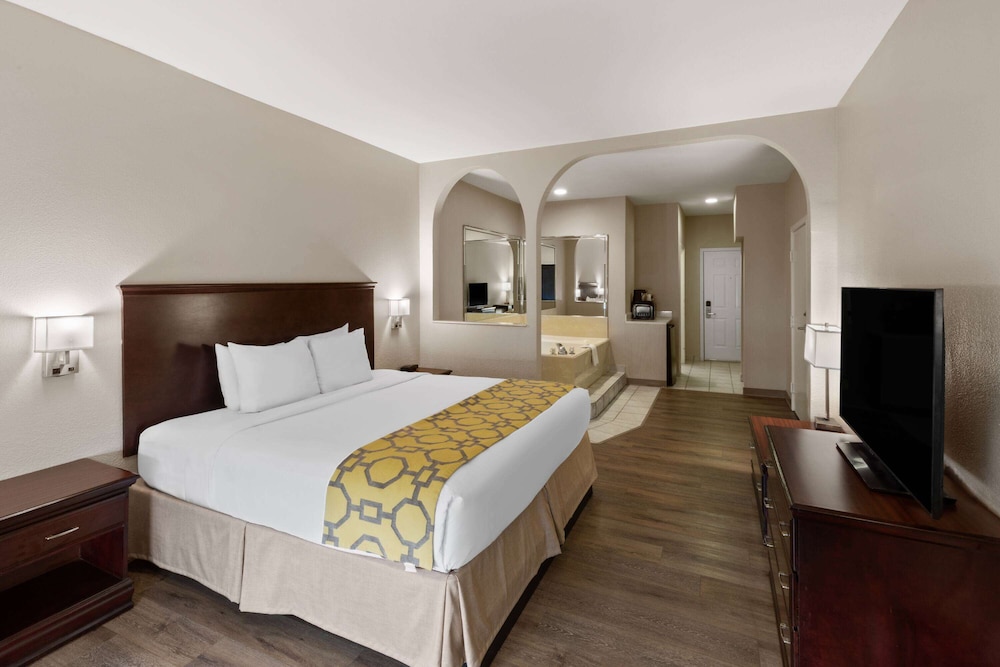 SUITE, KING BED, JETTED TUB