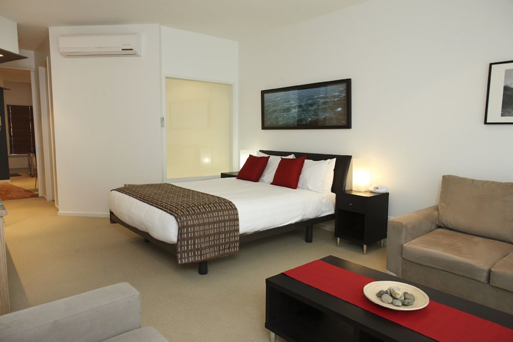 The Waves Serviced Apartments 15/52