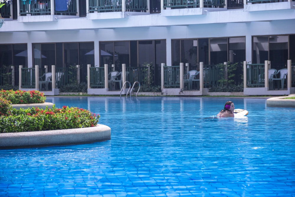 Amora Beach Resort Phuket 8/75