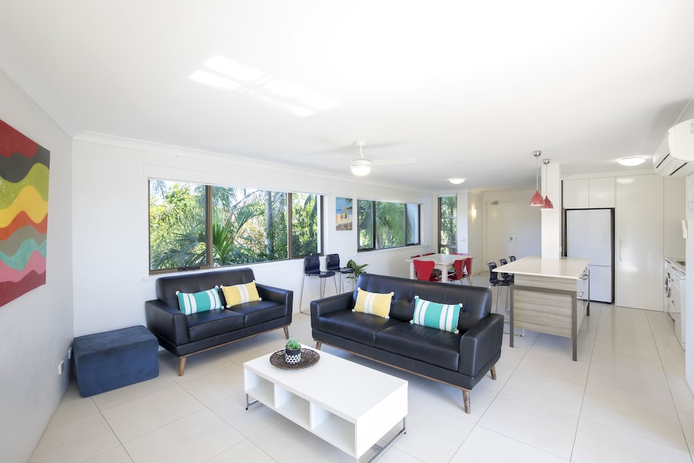 NOOSA SHORES RESORT 32/70