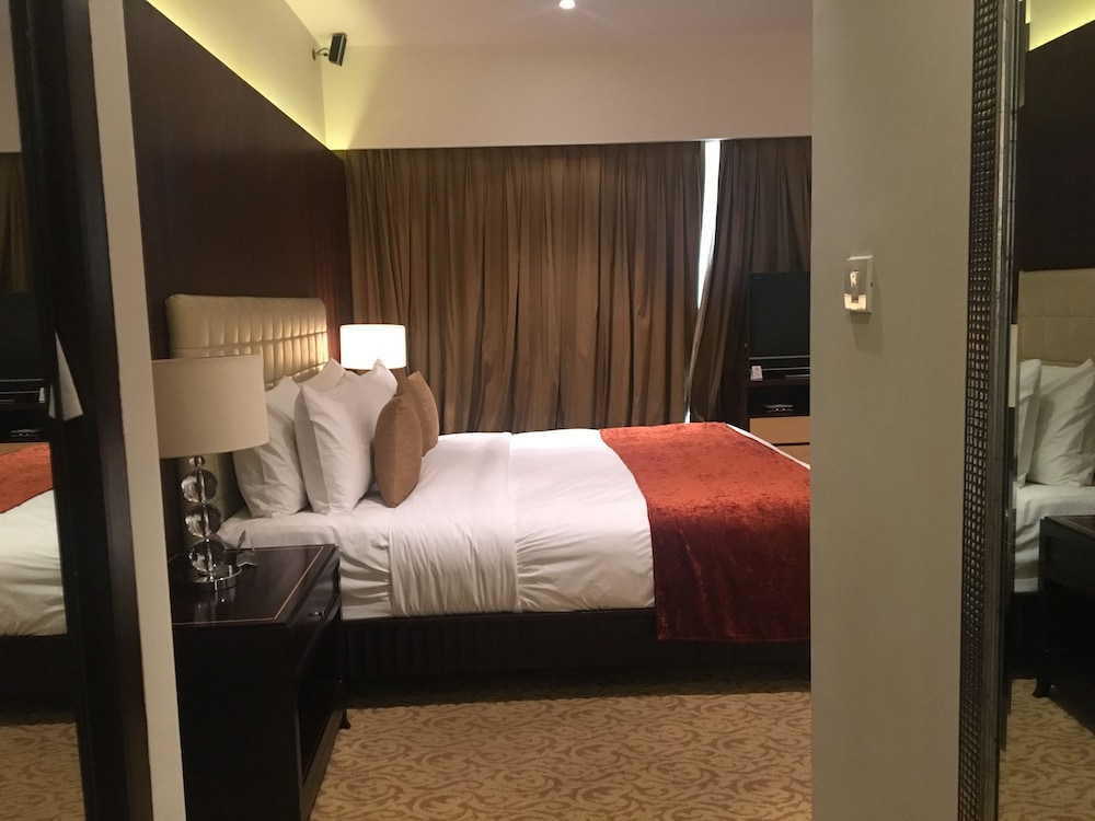 Oakwood Premier Prestige Ub City Bangaluru 15/55