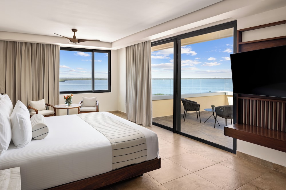 Preferred Club, King Bed, Lagoon View, Plunge Pool, Terrace