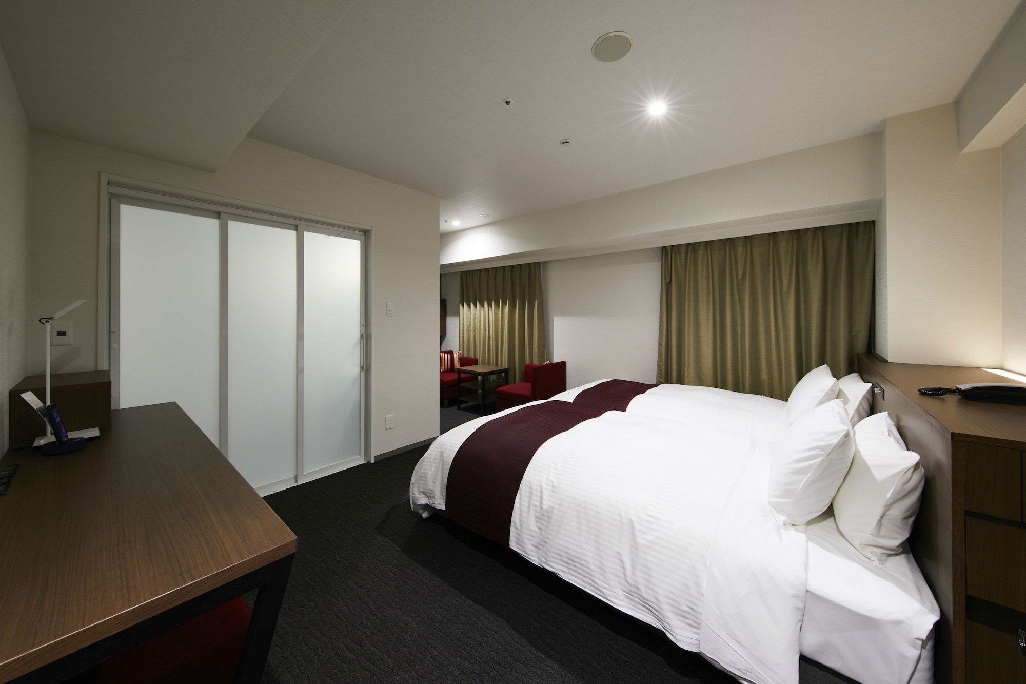 Universal, Twin Beds