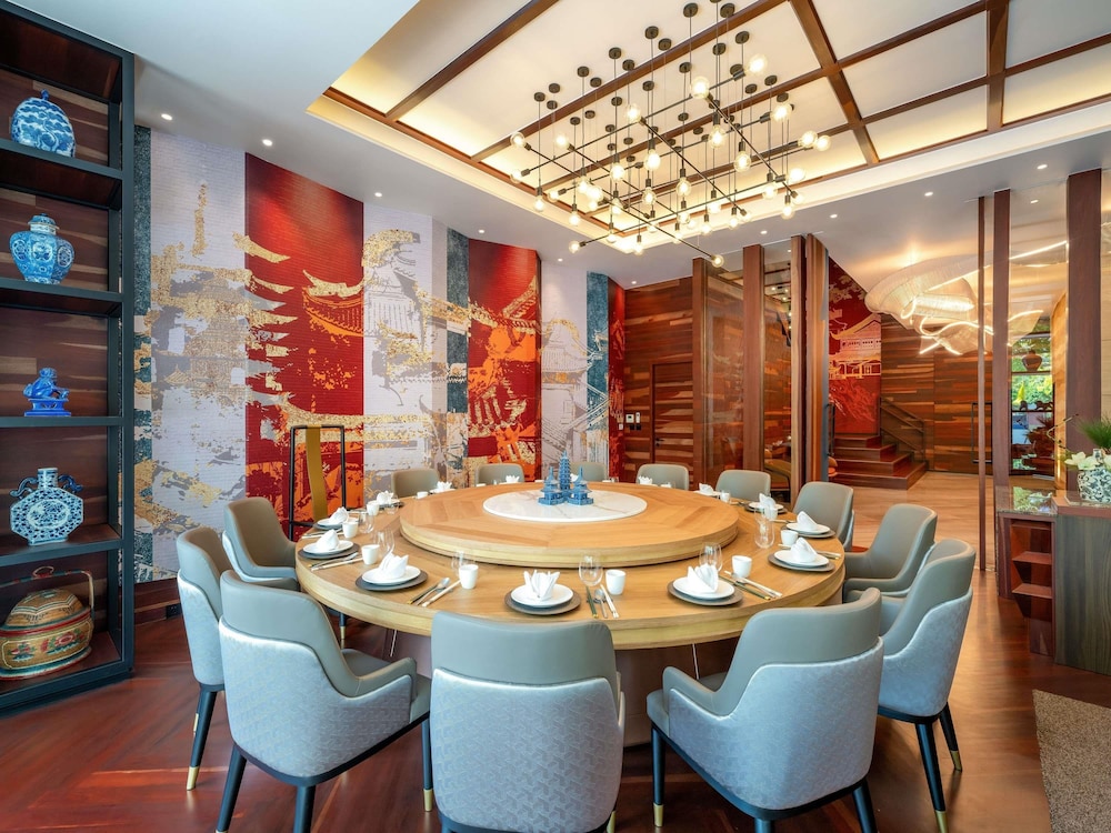 Mercure Bangkok Surawong 51/64