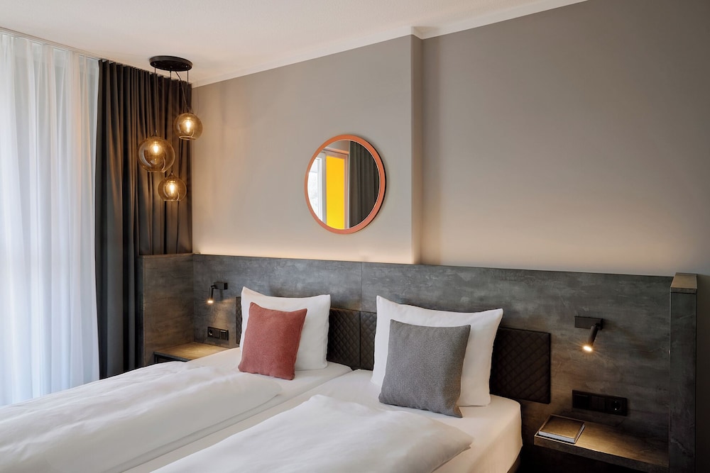 ROOM, DOUBLE OR TWIN BED