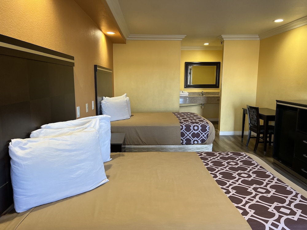 Industry Inn Amp Suites 33/60