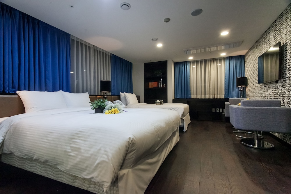 Pharos Hotel 29/68