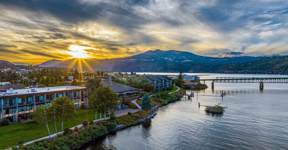 Best Western Plus Hood River Inn 76/80