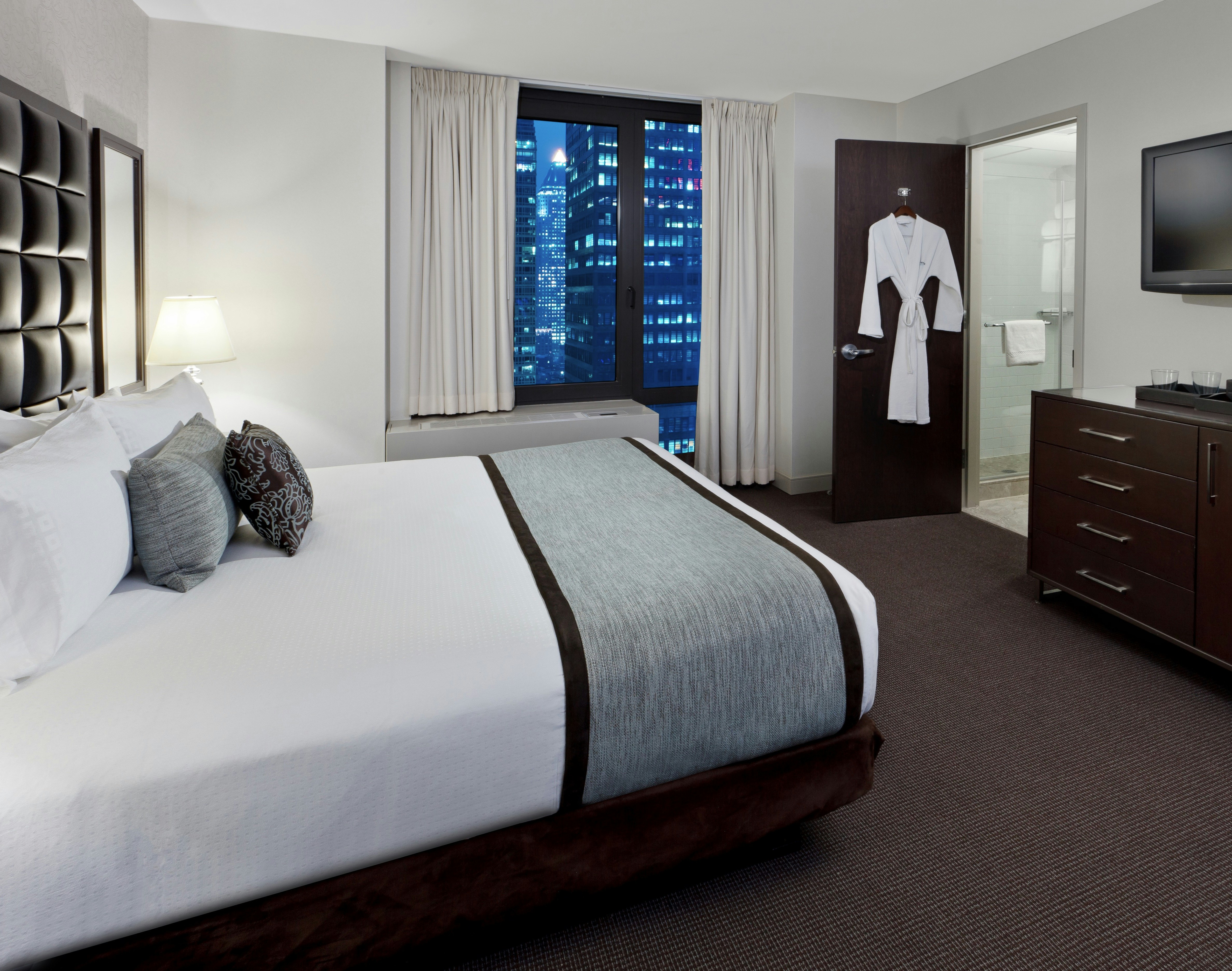 DELUXE, KING BED