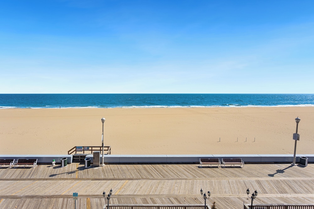 Americana Motor Inn Oceanfront 23/30