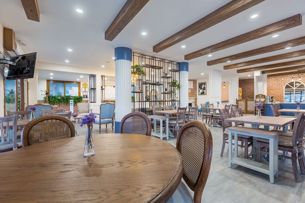 Hanedan Hotel 27/40