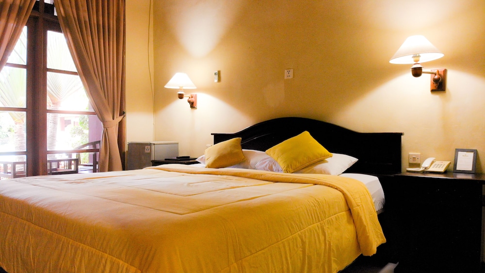 Deluxe, Queen Bed, Pool View