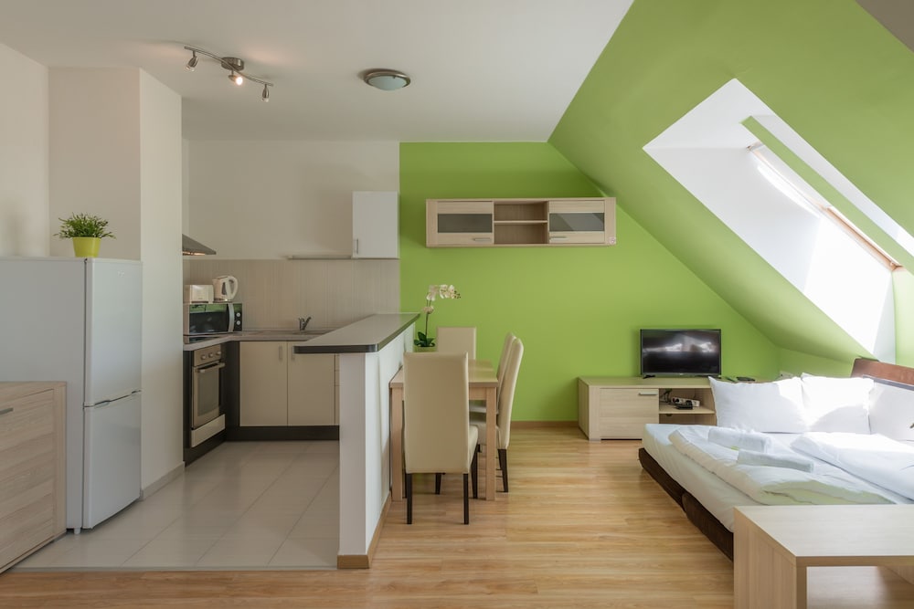 Corvin Plaza Apartments And Suites 29/54