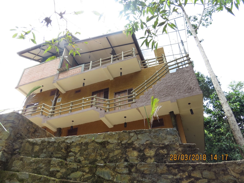 Sinharaja Birder's Lodge 4/36