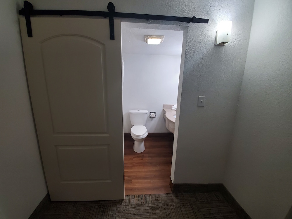 Royal Inn Hotel 13/37