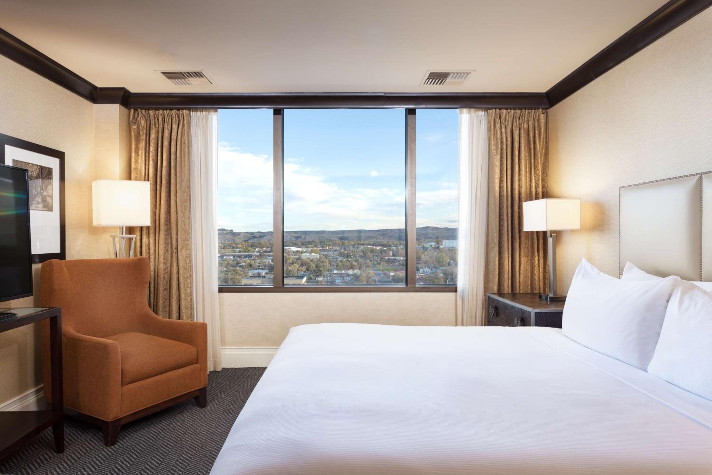 DELUXE, KING BED