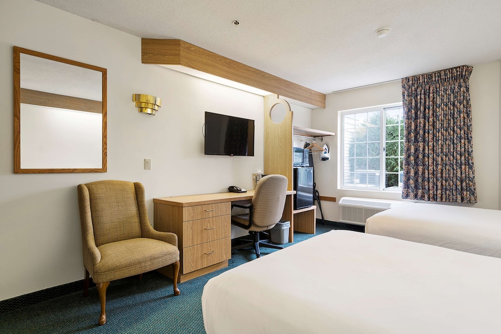 Charlevoix Inn Suites, SureStay Collection by Best Western 13/45