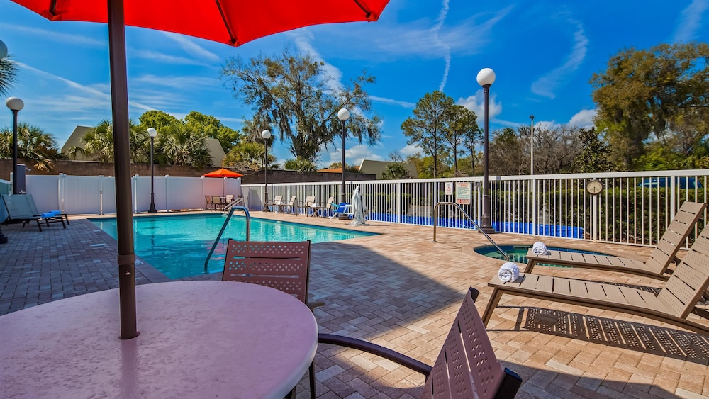 Best Western Plus Chain of Lakes Inn & Suites 21/32