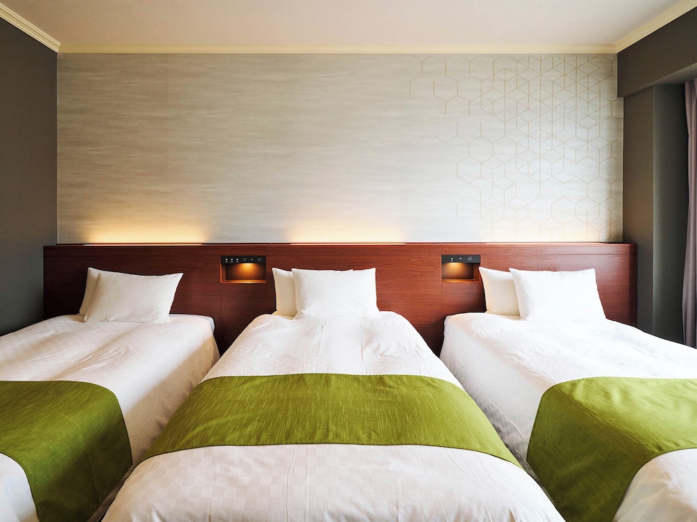Room, Triple, Twin Beds, Sofa
