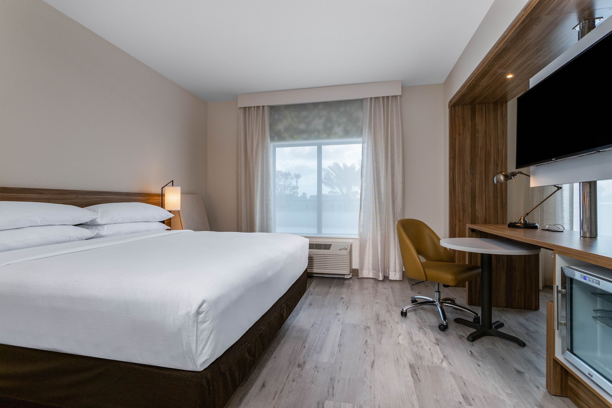 STUDIO, SUITE, KING BED