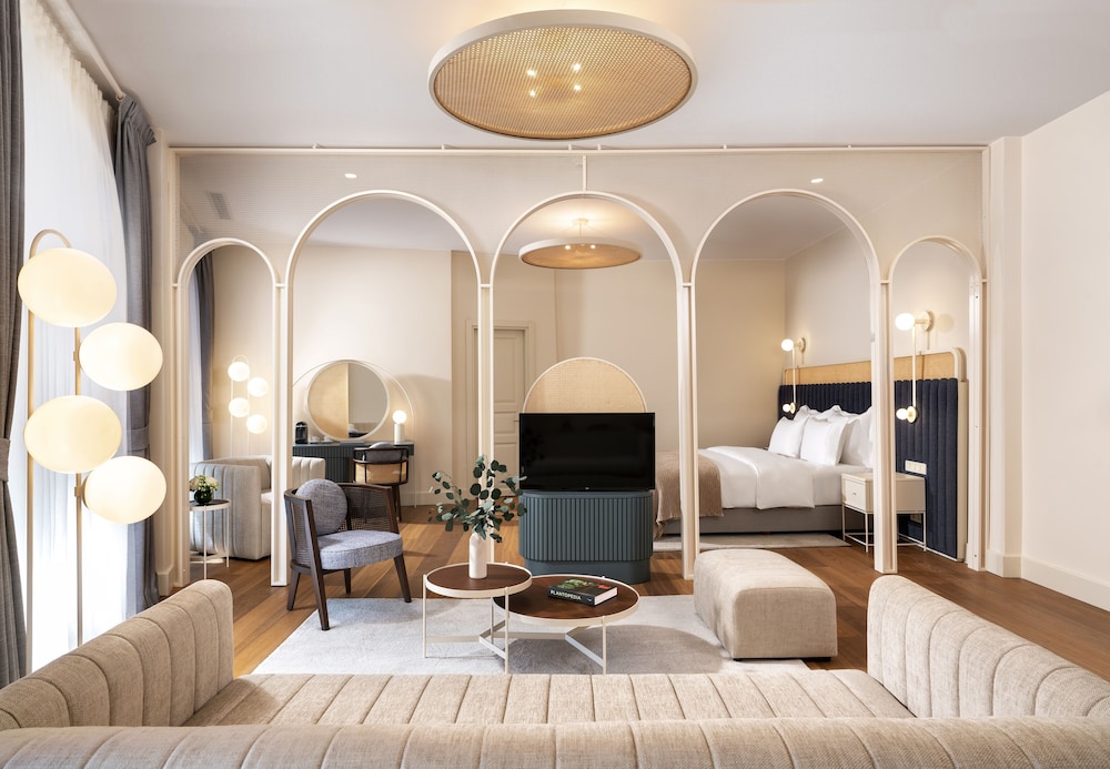 Ecole St. Pierre Hotel 30/50