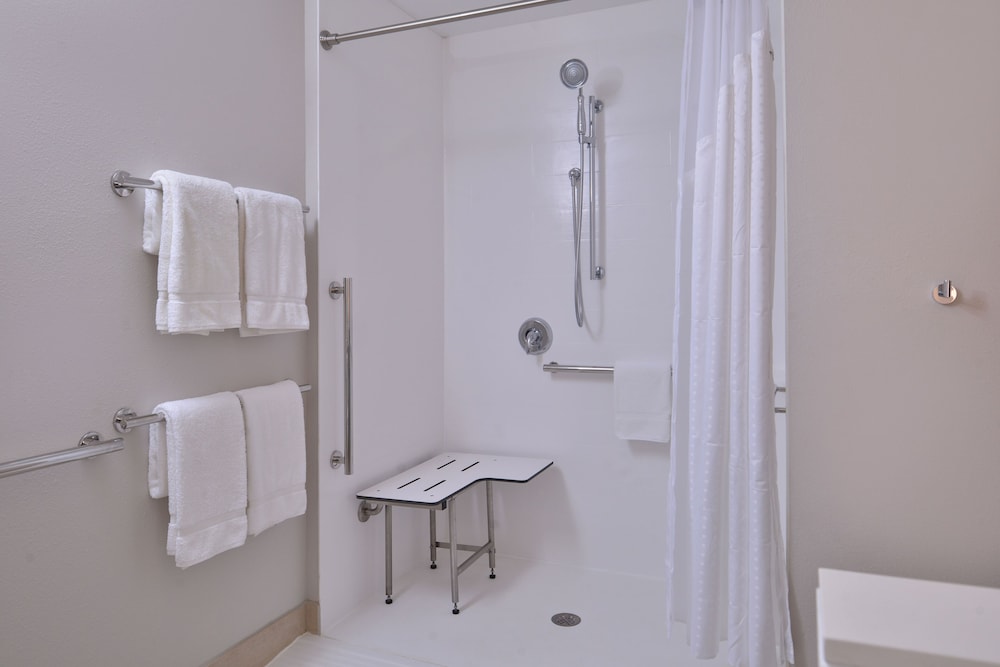 Holiday Inn Express Suites Marshalltown 12/48