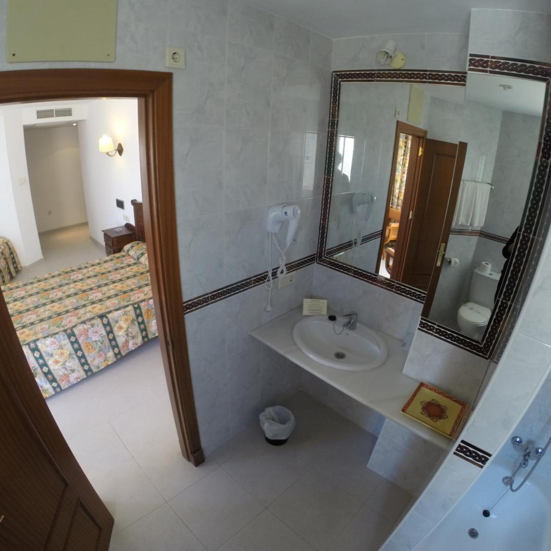 Room, Triple, Hotel Pozo Del Duque Ii 2/4