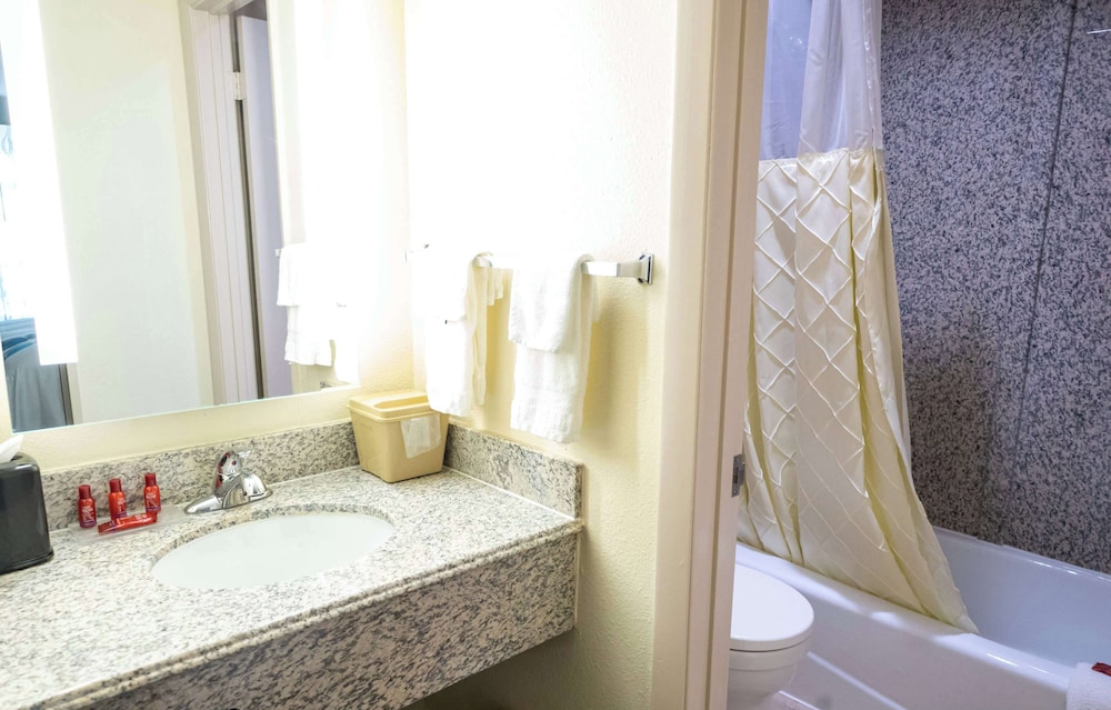 Days Inn by Wyndham College Park Atlanta Airport South 53/59