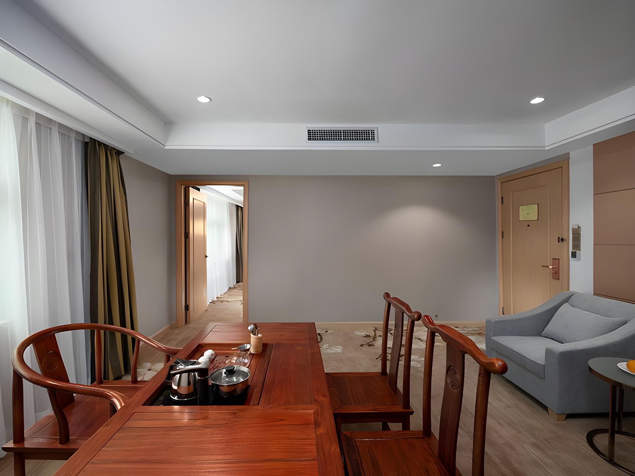 Vienna International Hotel (Shenzhen Pinghu Metro Station) 33/34