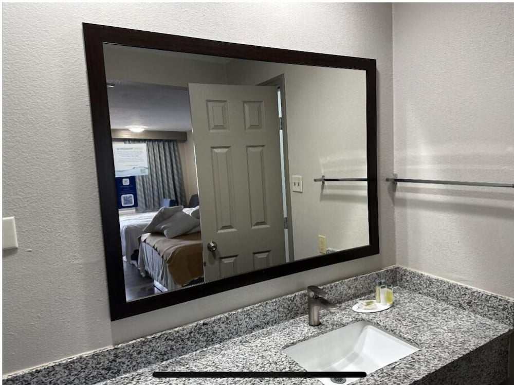 غرفة قياسية بسرير كينج للمدخنين، Days Inn by Wyndham Ruston LA 5/7