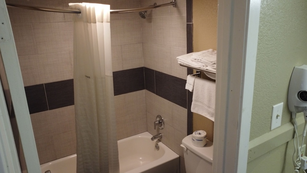 Super 8 By Wyndham Kingsville 17/47