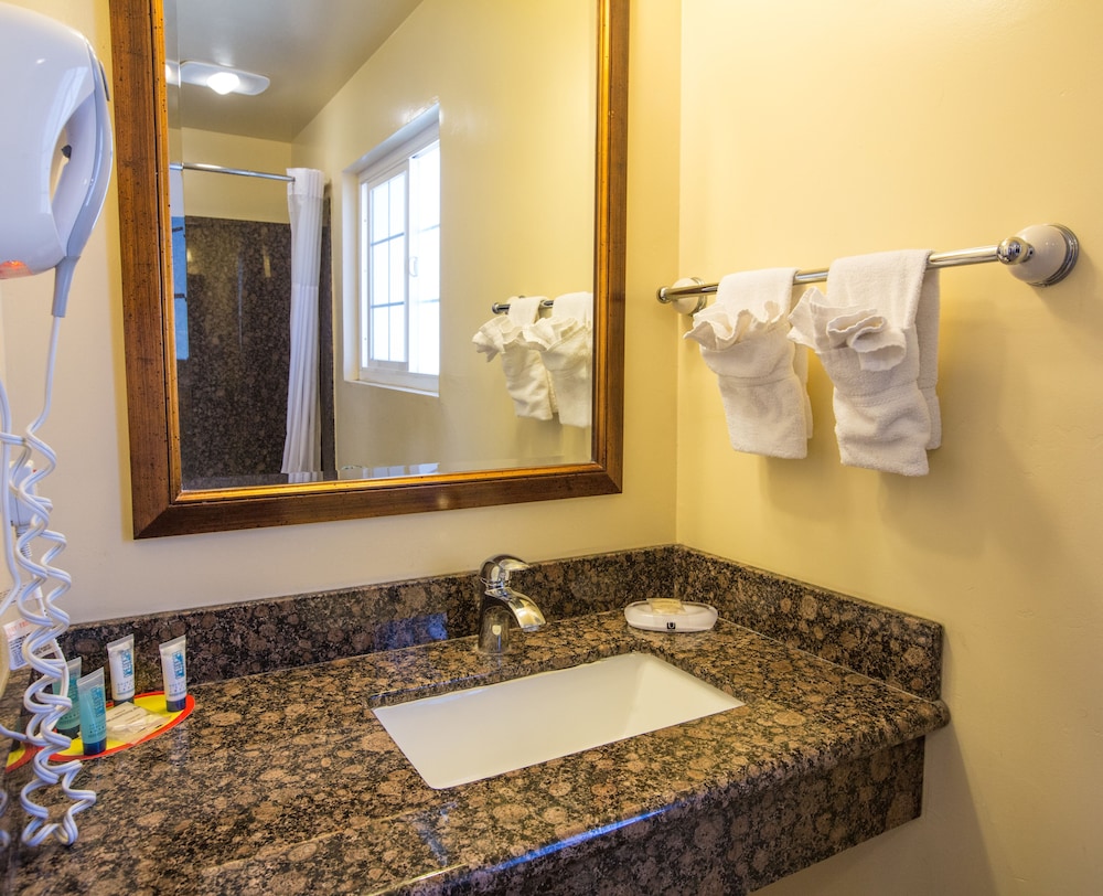 Beachwalker Inn and Suites 47/50