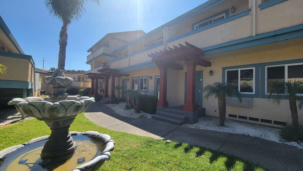 Marinwood Inn & Suites 42/43
