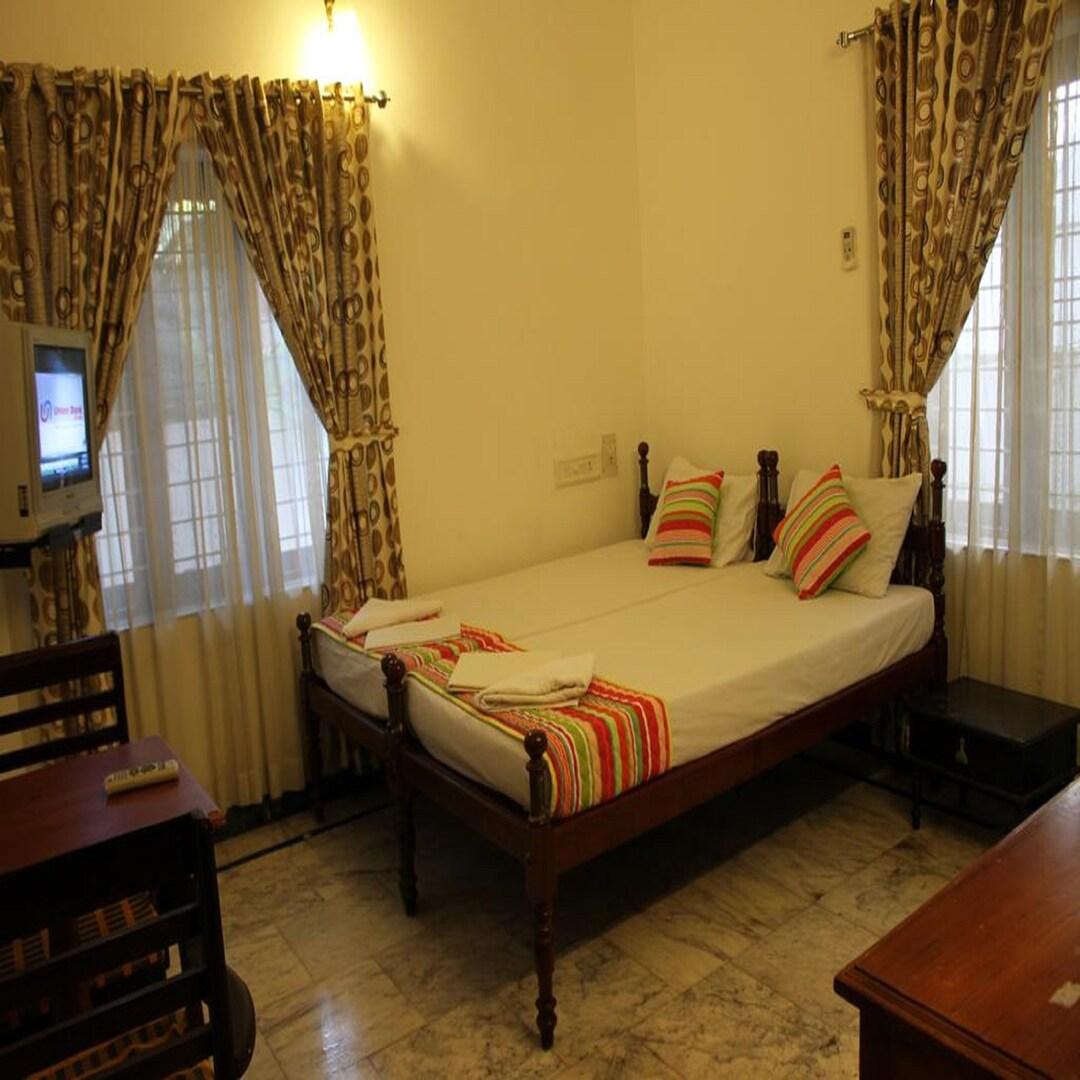 HOTEL WHITE ROSE FORT KOCHI 10/19