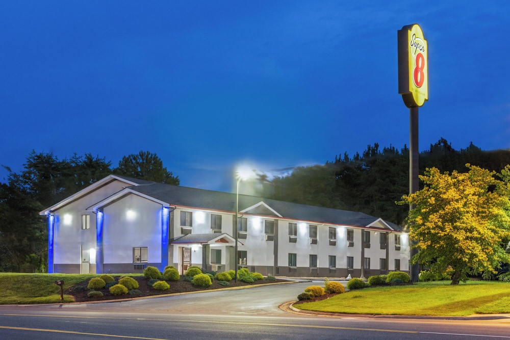 Super 8 by Wyndham Farmville 2/49