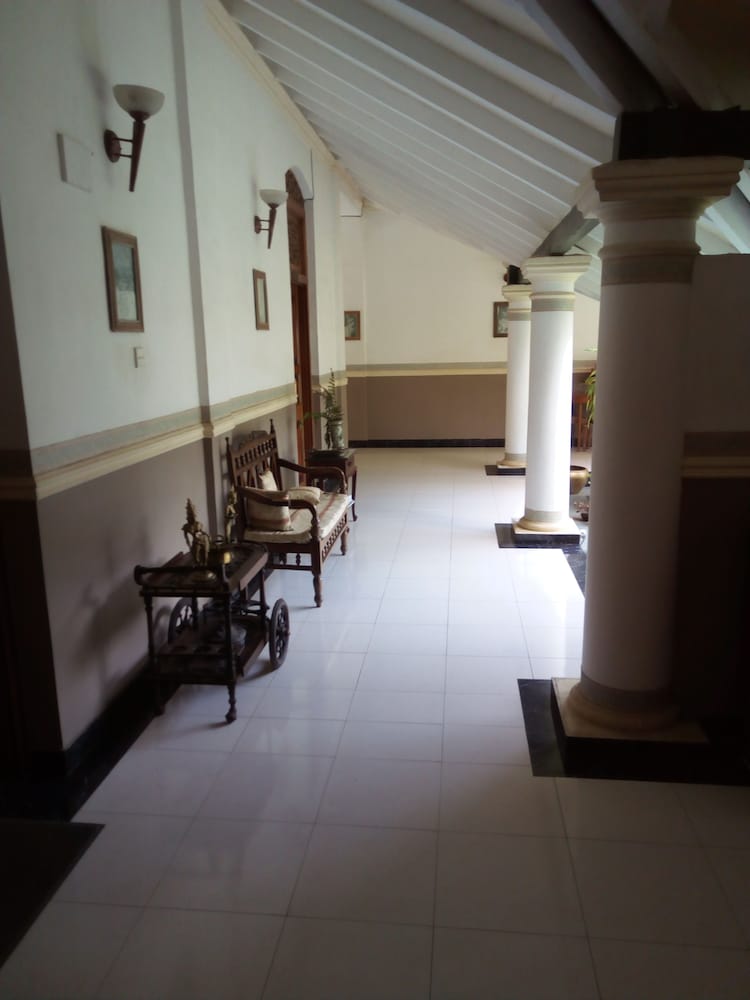 Manor House Boutique 19/50