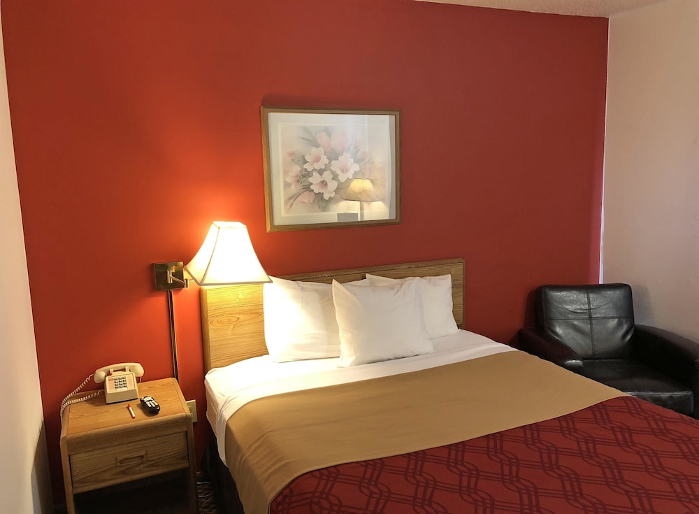 Travelodge by Wyndham Escanaba 12/46