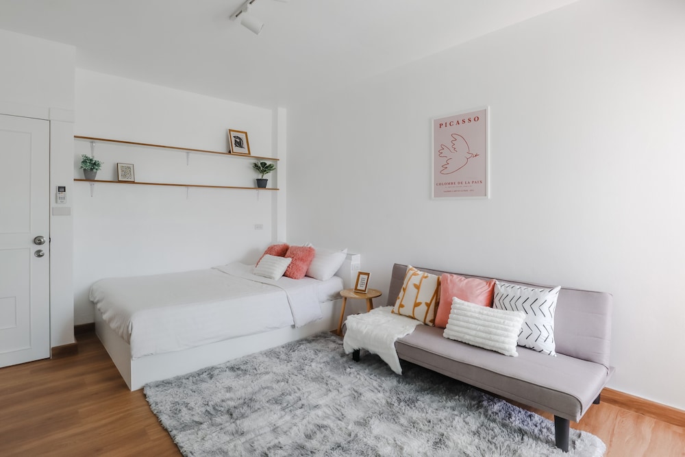 Business, Queen Bed, Garden View