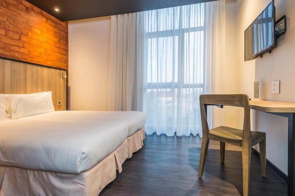 STANDARD, QUEEN BED