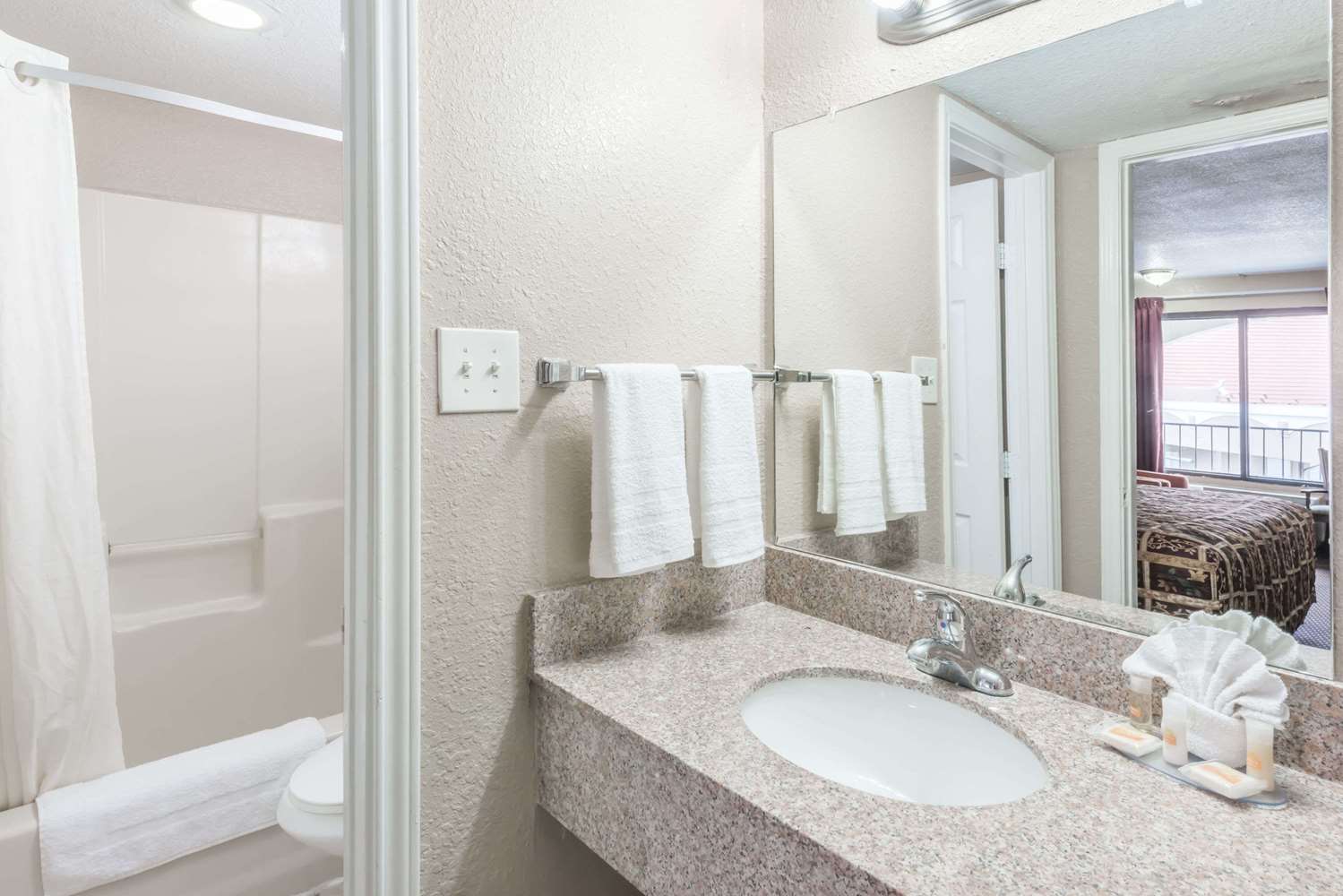 Days Inn by Wyndham San Antonio Splashtown/ATT Center 21/22