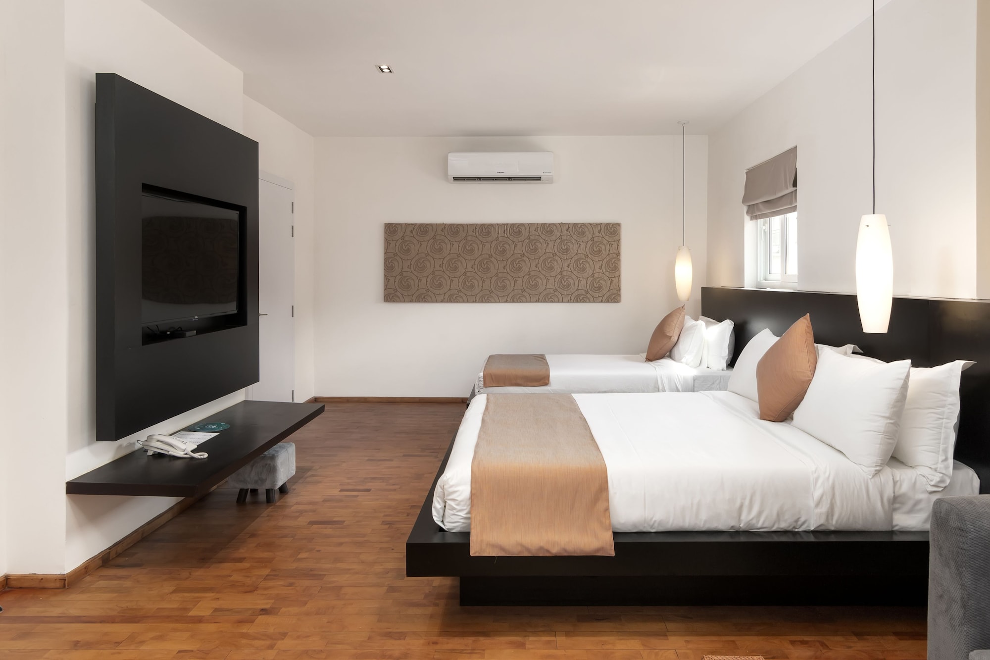 DELUXE, TWIN BEDS