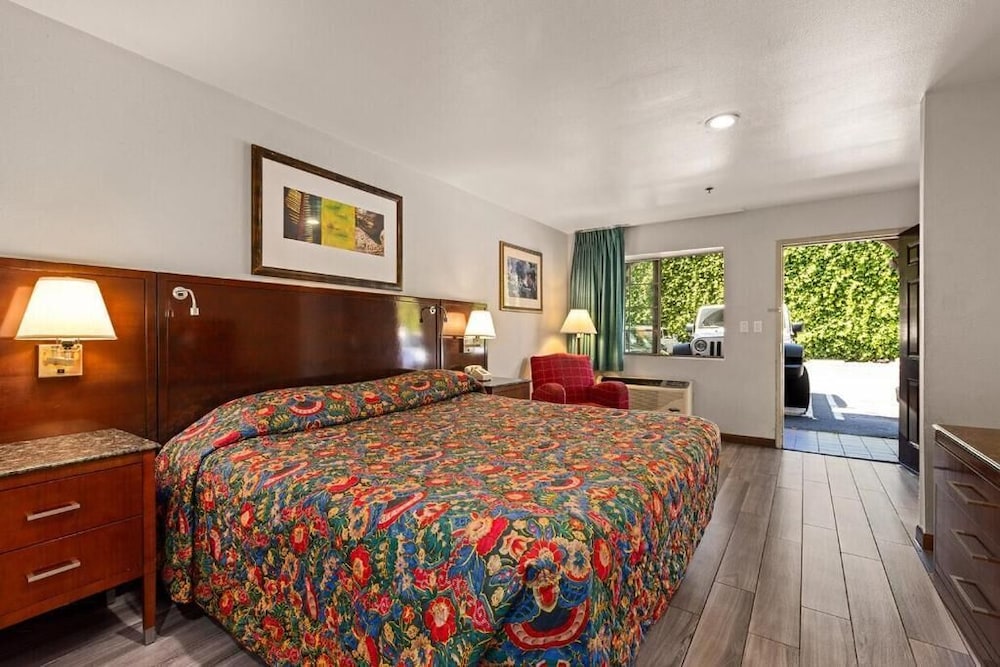 Paradise Lodge - Canoga Park 2/12