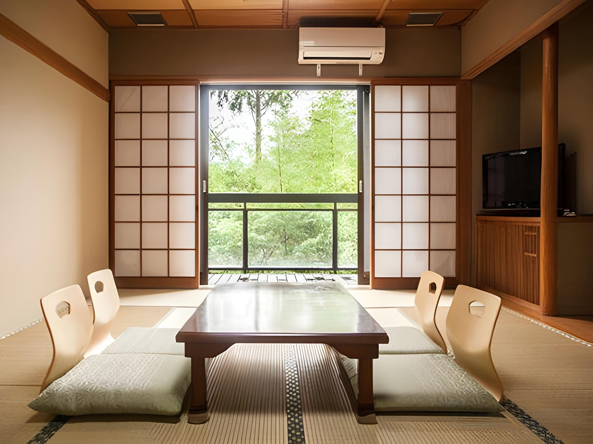 JAPANESE, SHARED BATHROOM