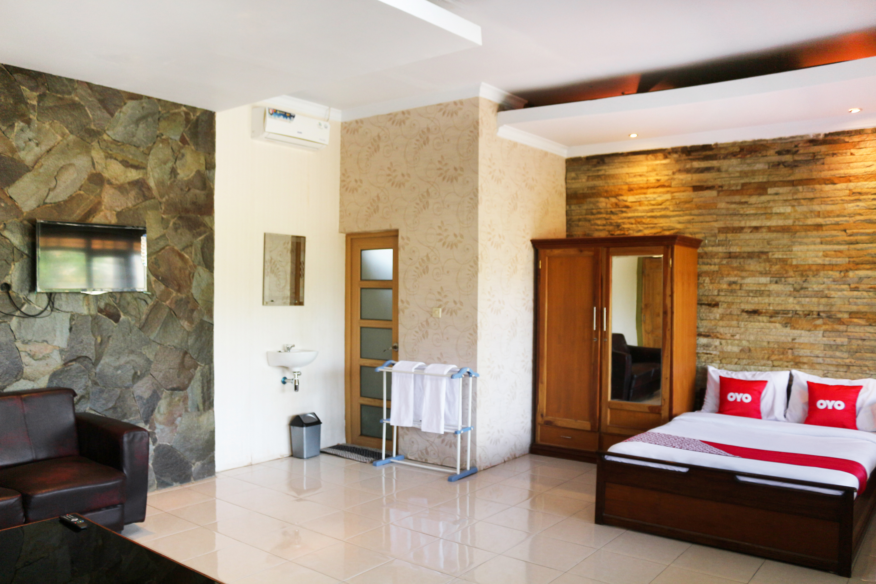 OYO 1722 Villa Ciparay Indah 13/29