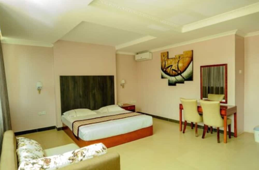 HBT Russel Hotel 18/50