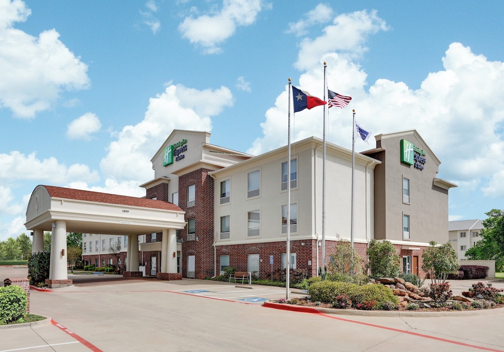 Holiday Inn Express Hotel Suites Cleburne 71/76