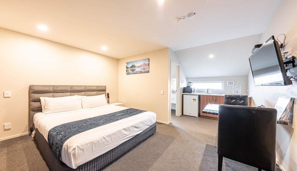 BASIC, STUDIO, QUEEN BED