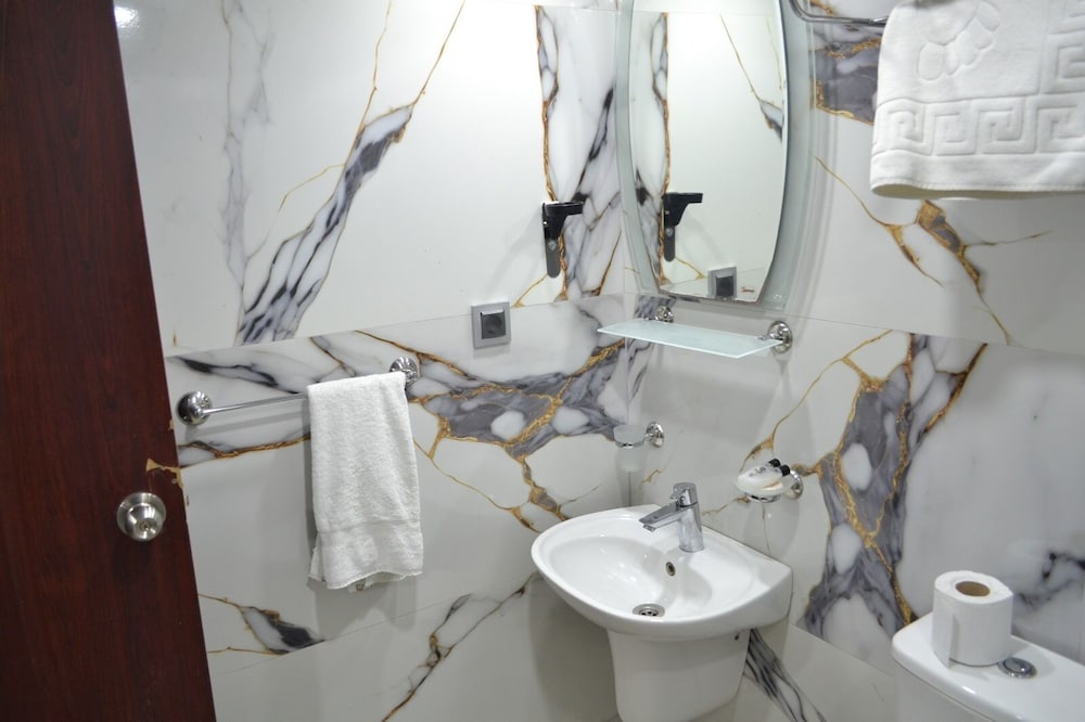 Adana Kucuksaat Hotel 35/37