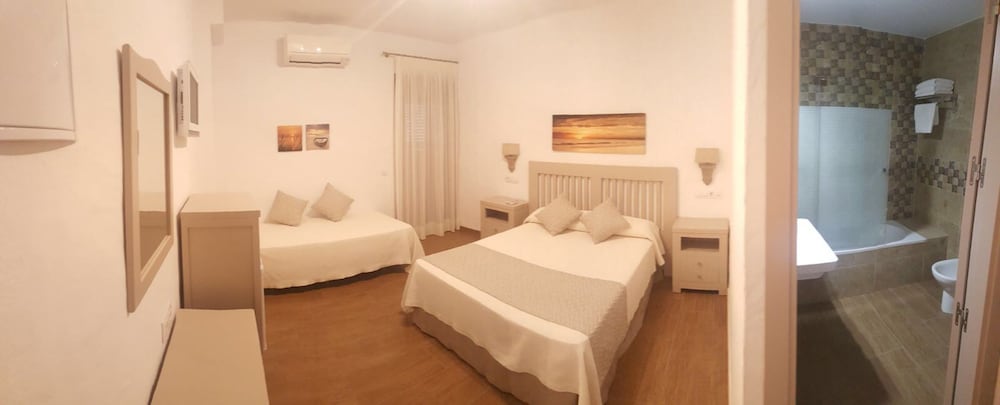 ROOM, DOUBLE OR TWIN BED