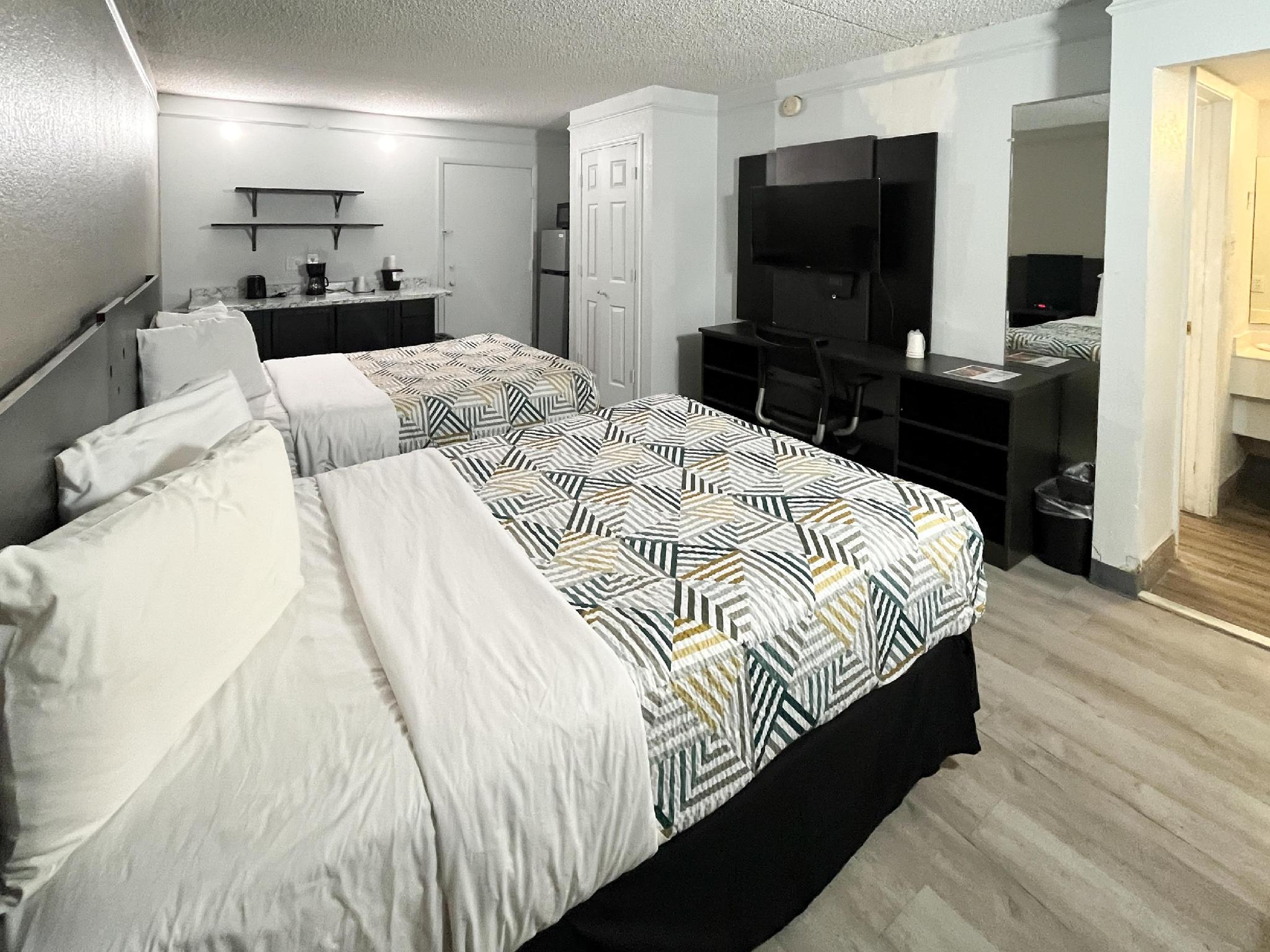 2 Queen Beds - Non-Smoking, Micfridge